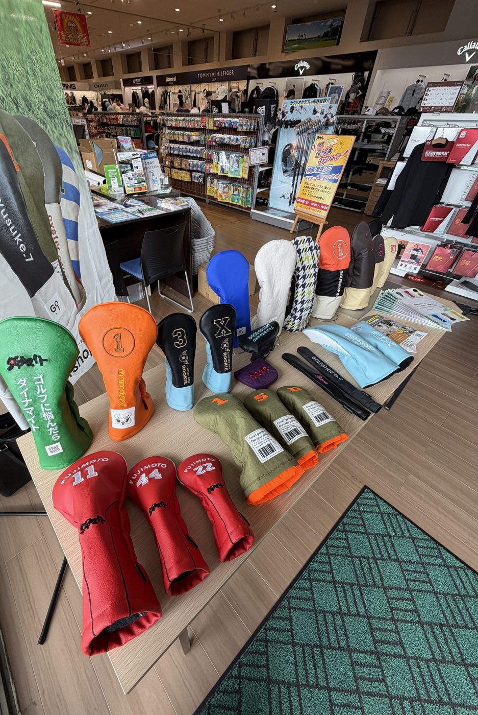 ゴルフショップ店頭に並んだオーダーヘッドカバー